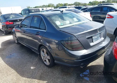 2011 Mercedes-Benz C 300 Luxury/Sport из США, поврежденный, VIN WDDGF5EB8BR138622